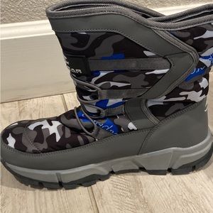 Boys snow boots size 7.5 youth